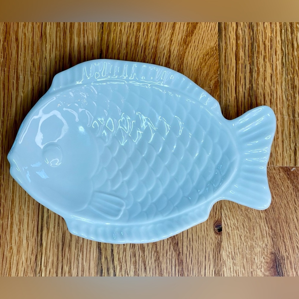Fish shaped sauce dish